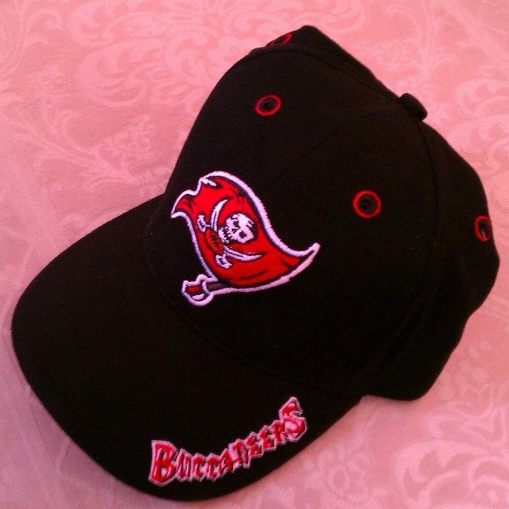 TAMPA BAY BUCCANEERS EMBROIDERED LOGO HAT & GHOST